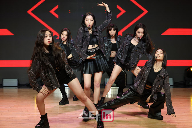 [포토]타이틀곡 무대 선보이는 퀸즈아이