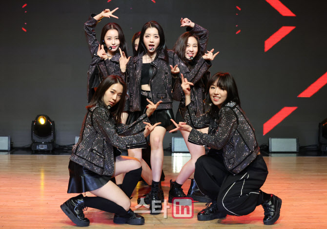 [포토]데뷔 무대 선보이는 퀸즈아이