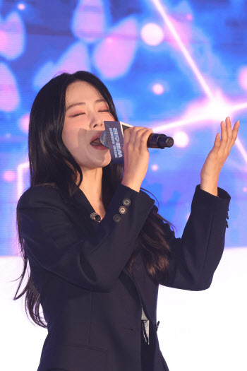 HYNN, 1년 만의 컴백 신곡 무대…가을 감성 물들여 