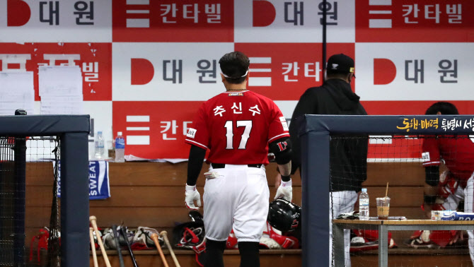 '네 번 만루서 겨우 2점' SSG, 심각한 변비야구에 눈물...잔루만 14개