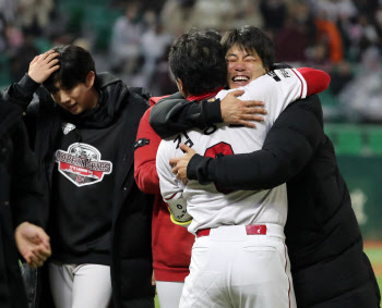 '에이스' 김광현의 눈물…"야구하면서 처음 느낀 기쁨"