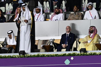 첫 중동 월드컵 개막에 중동 지도자들도 한자리