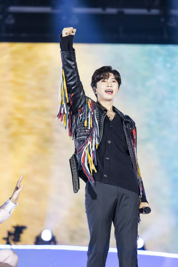 '기세등등' 임영웅, 고척돔서 1만8천 '영웅시대' 홀렸다