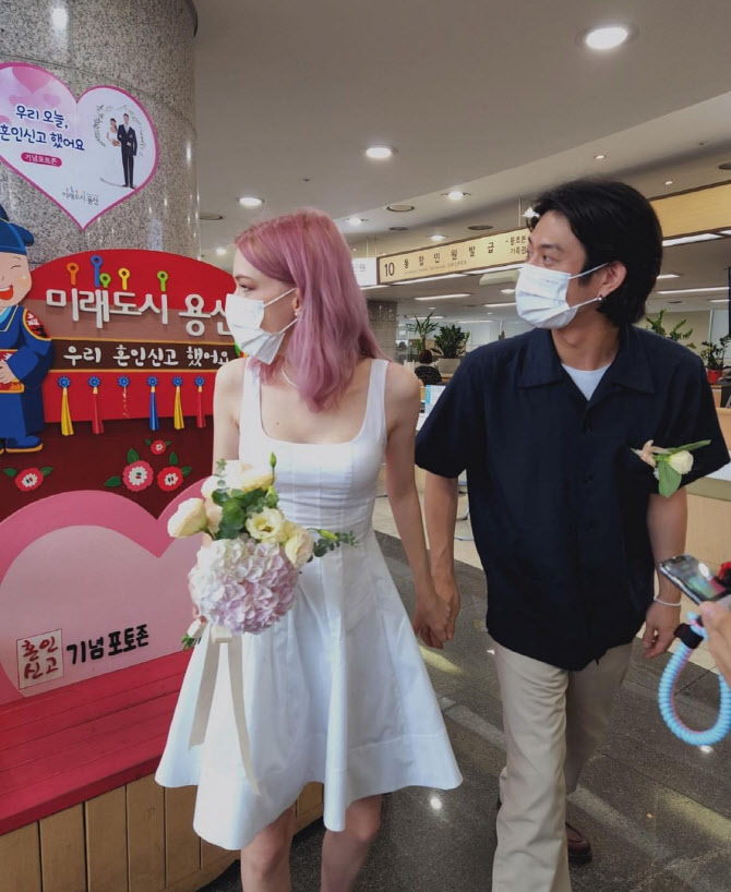 빈지노, 8년 열애 끝 스테파니 미초바와 '혼인신고'