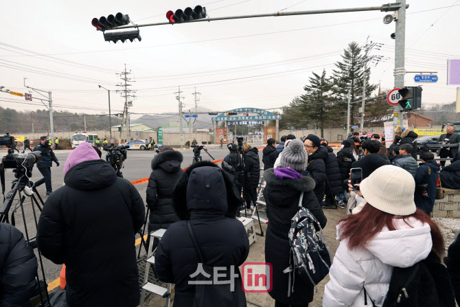 방탄소년단 진, 멤버들 배웅 받으며 입대 [종합]