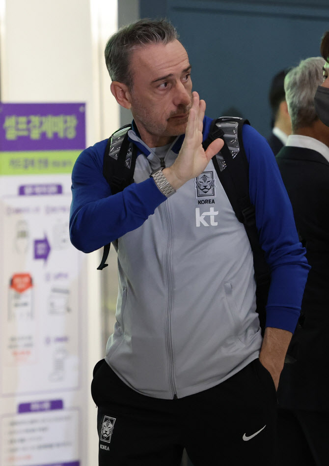 韓 월드컵 16강 이끈 벤투 감독, 4년 4개월 만에 귀향