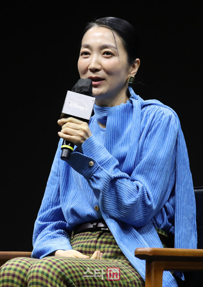 [포토]'취재진 질문에 답하는 배우 김주령'