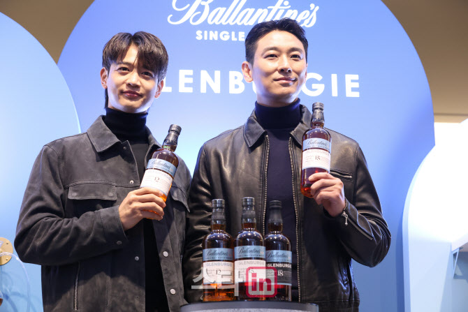 [포토]발렌타인 싱글몰트 글렌버기 든 민호-주지훈