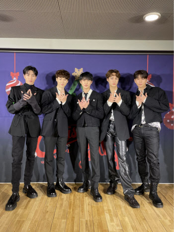 VAV 로우·지우 내년 1월 전역…"컴백 준비 돌입"
