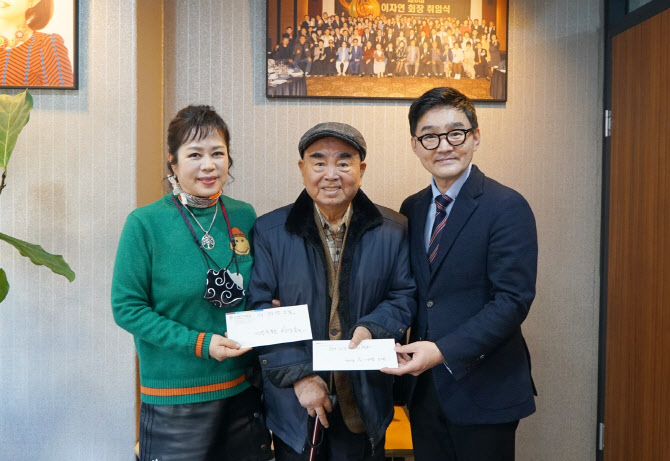 대한가수협회, '생활고 고백' 명국환에 기부금 전달