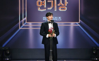 육성재 최우수상 "비투비는 든든한 버팀목" [2022 MBC 연기대상]