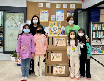 '월드컵 영웅' 황희찬, 어려운 이웃 위해 방한패딩 200여벌 전달