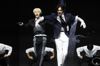 "더 더 미치게…" 문빈&산하, 광적인 노래로 컴백