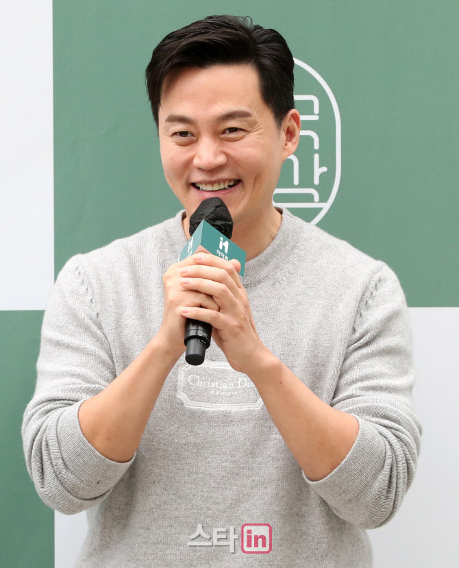 [포토]인사말하는 배우 이서진