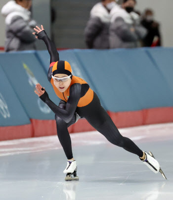 '新빙속여제' 김민선, 월드컵 여자 500m 5차 대회도 우승...무적행진