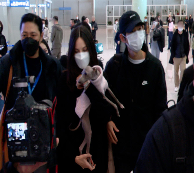 송중기, 임신한 아내 케이티와 동반 출국