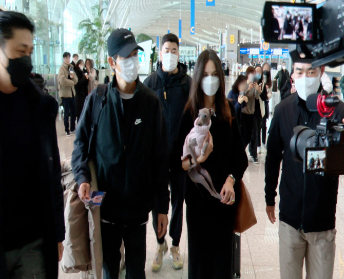 '예비 아빠' 송중기, 임신한 ♡?케이티와 동반 출국