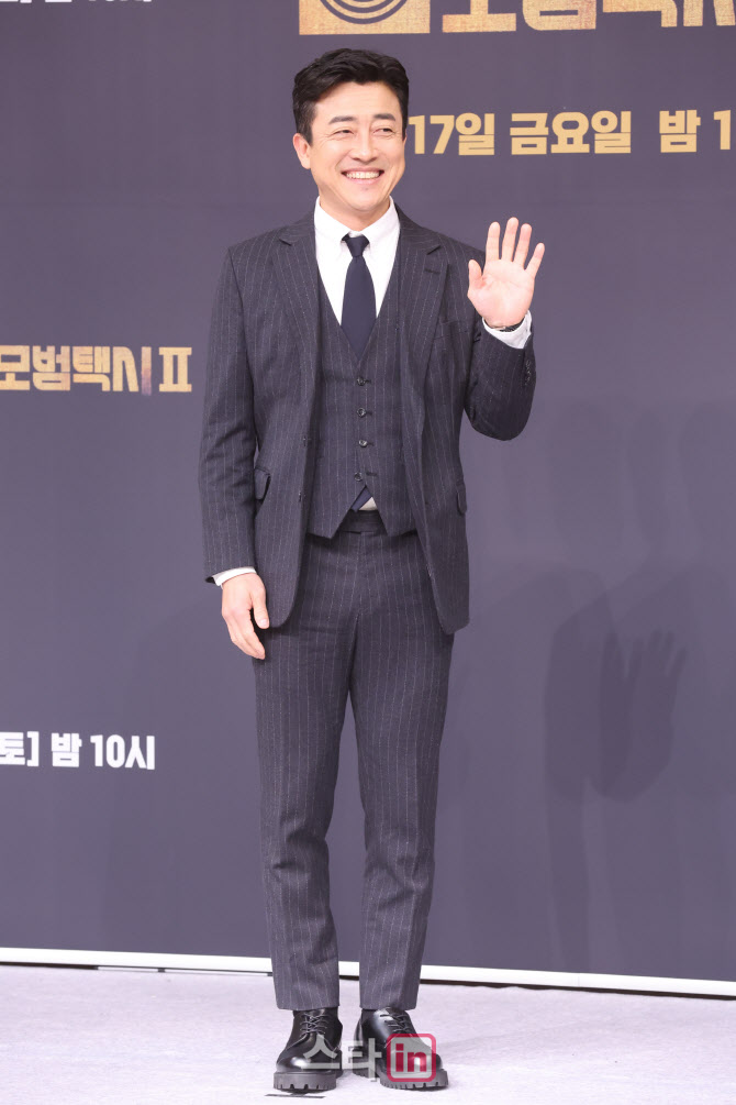 [포토]포즈 취하는 배우 장혁진