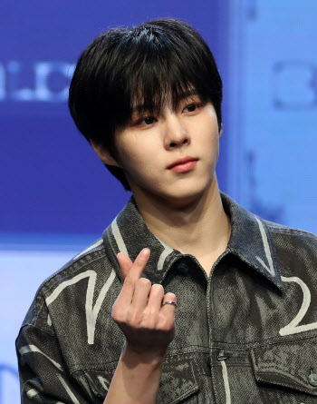 김우석 "업텐션·엑스원 친구들과 좋은 관계 유지"