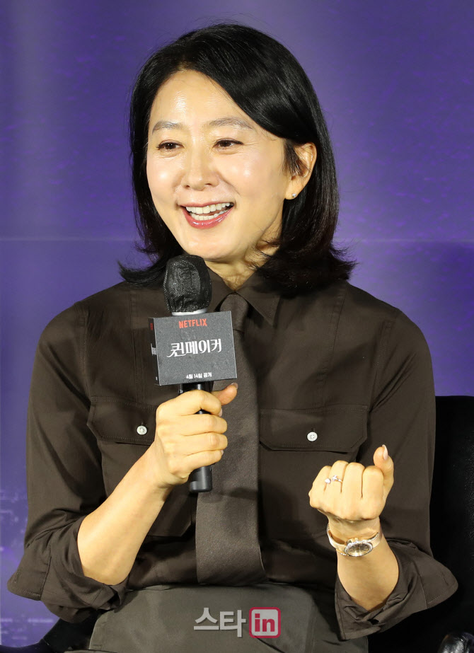 [포토]인사말하는 배우 김희애