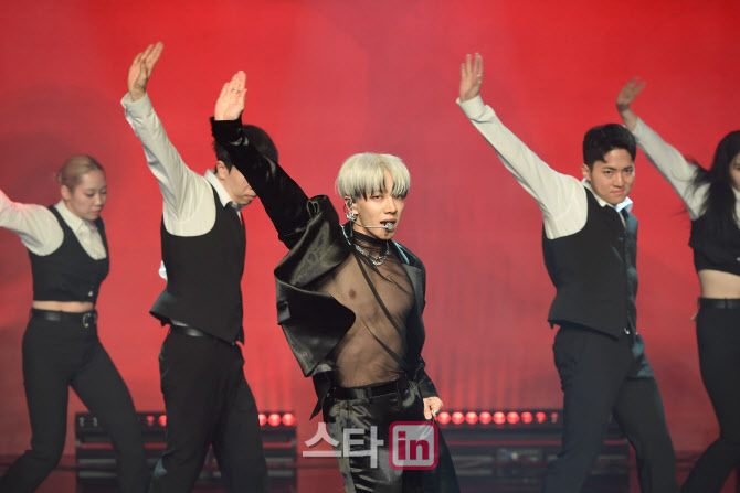 [포토]가수 이기광, 상남자의 무대