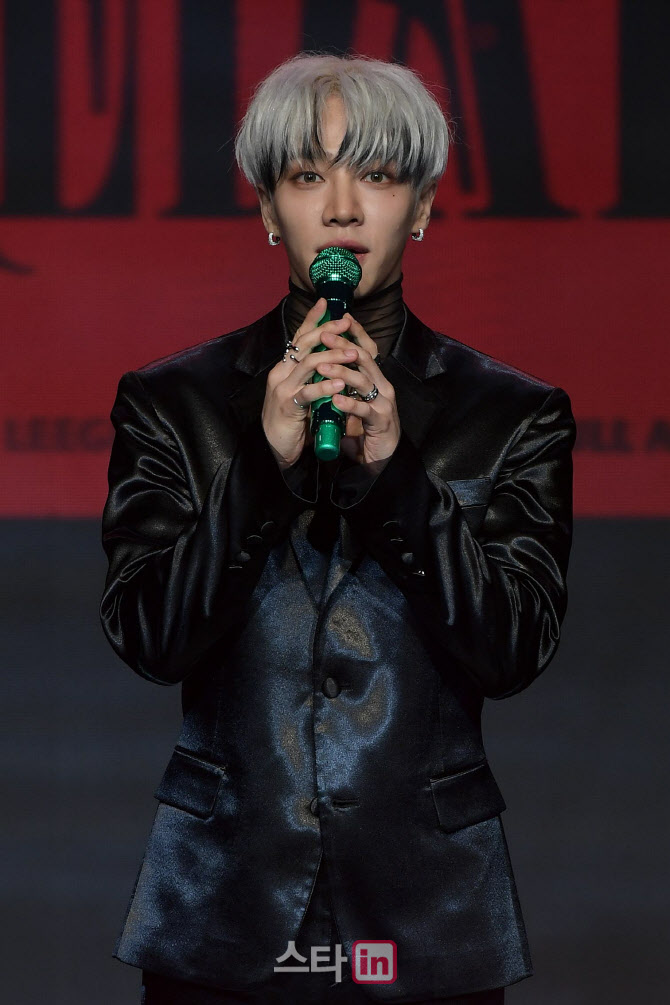 [포토]인사말하는 가수 이기광