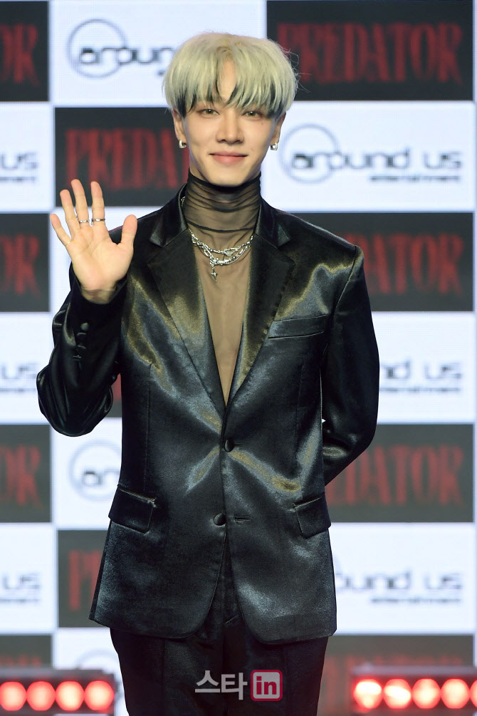 [포토]이기광, 여심 녹이는 손인사