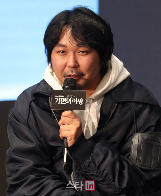 [포토]인사말하는 '가면의 여왕'의 강호중 연출