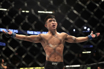 중국 UFC 파이터 송야동, 화끈한 펀치 KO승으로 부활 선언