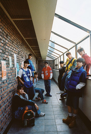 유나이트, 새 컴백 포토 공개…'레트로+청량'