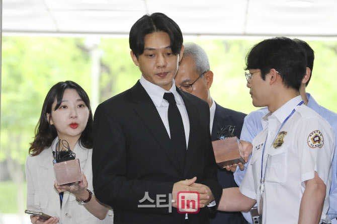 [포토]중앙지법에 온 배우 유아인