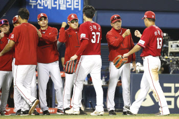 선두 SSG, KIA에 이틀 연속 1점 차 승리...LG-키움, 빛바랜 연장 혈투