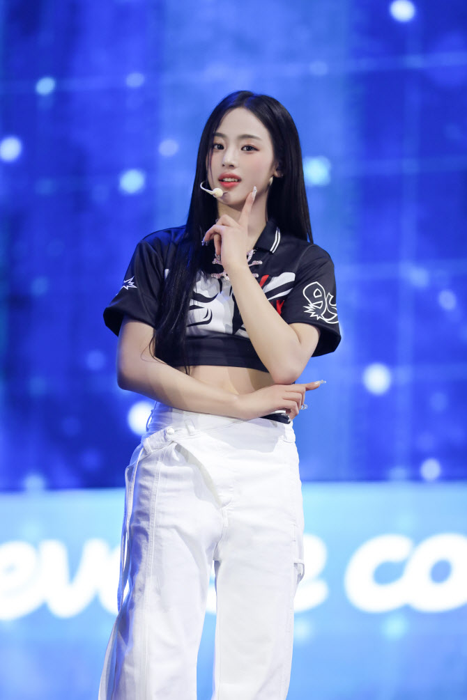 "여기가 파라다이스" 뉴진스, 위버스콘 페스티벌서 히트곡 퍼레이드