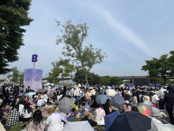 "한국 와서 친구됐어요"…  BTS 페스타에 글로벌 '아미' 총출동