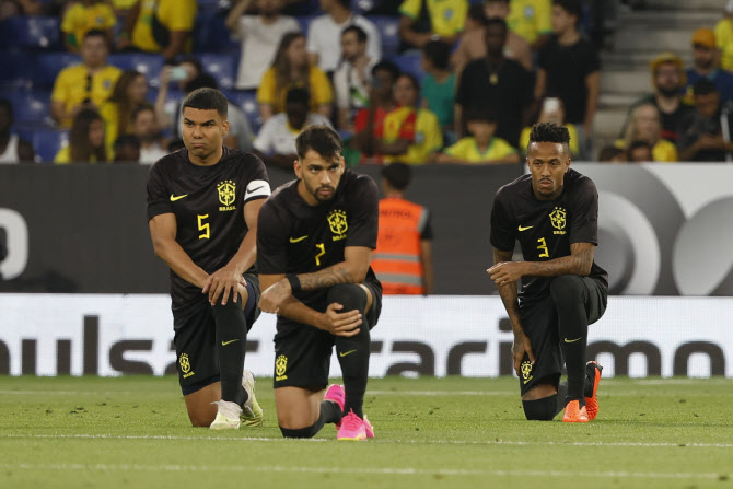브라질 대표팀이 노란색 대신 검은색 유니폼 입은 이유