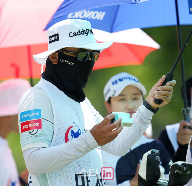 [포토]강성도 '작고 가볍고 이쁜 거리 측정기네'