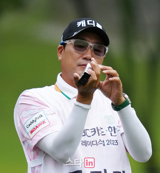 [포토]진성용 '깔끔한 디자인에 성능도 완벽한 거리측정기'