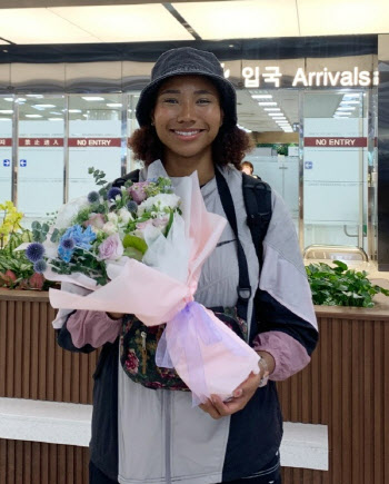 女프로배구 흥국생명, 아시아쿼터 레이나 입국...3일 팀훈련 합류