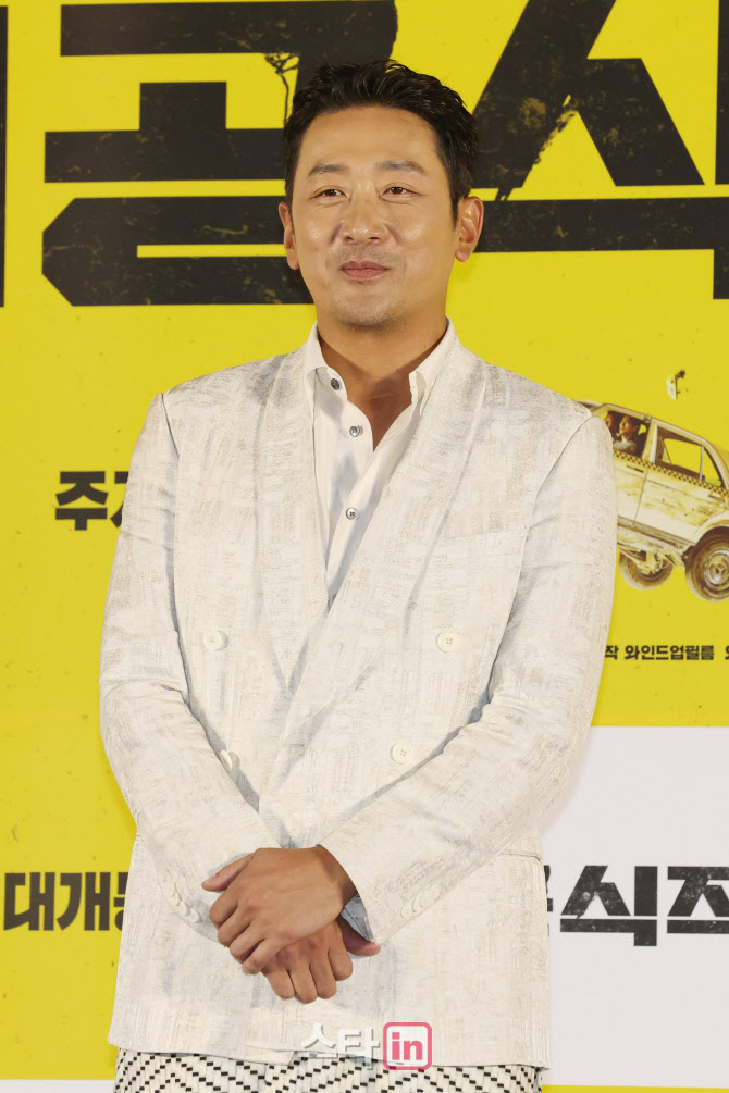 [포토]포즈 취하는 하정우