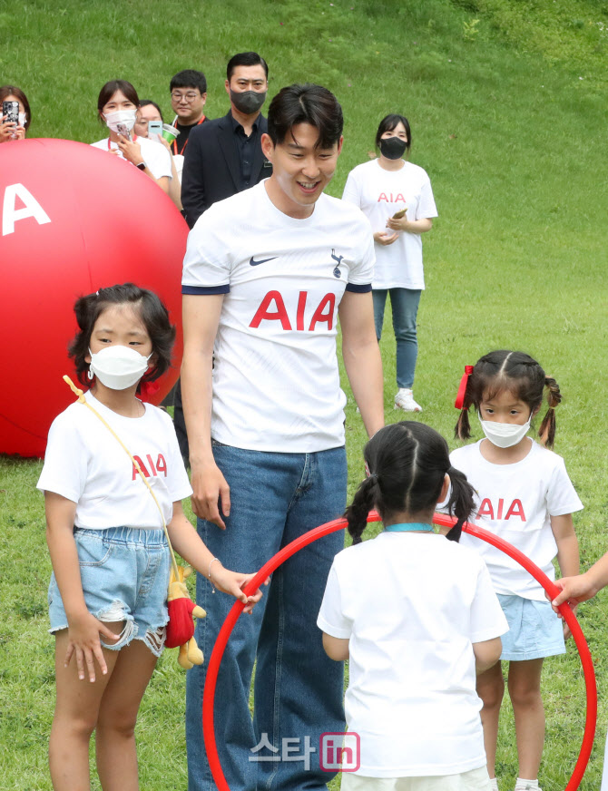 [포토]어린이들과 즐거운 시간 보내는 손흥민