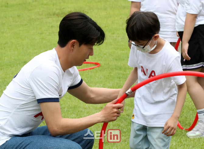 [포토]어린이들과 즐거운 시간 보내는 손흥민