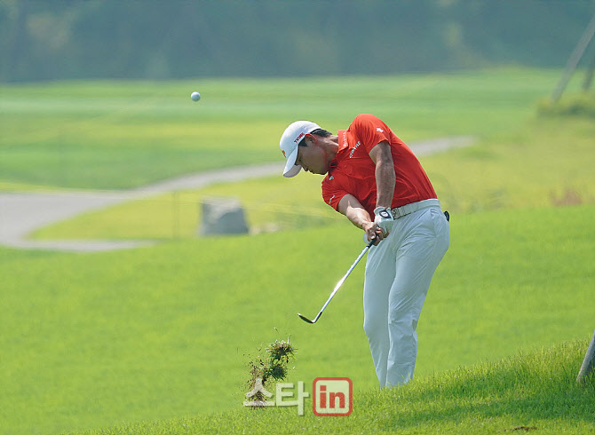 [포토] 이재경 '나무 밑에서 걷어 올린다'