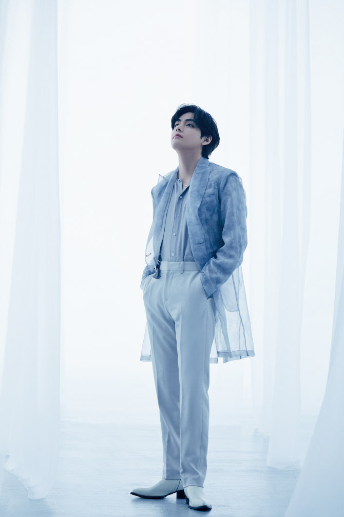 BTS 뷔 "첫 솔로, 떨리지만 행복"… 민희진 프로듀서 지원사격