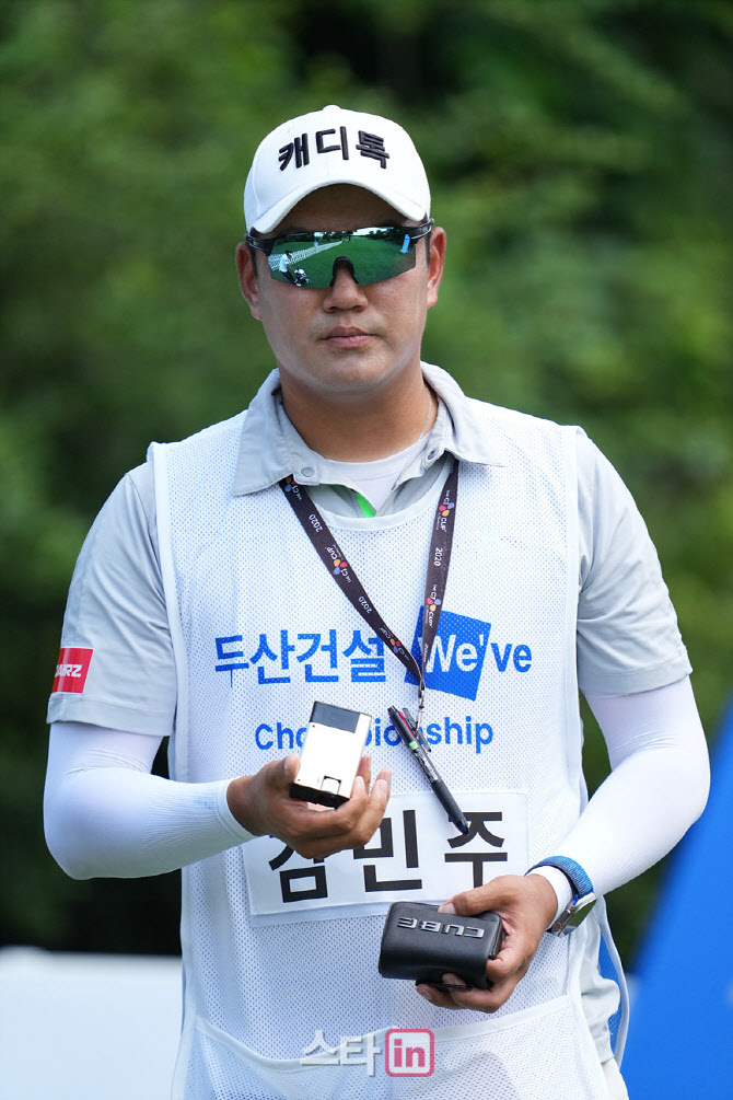 [포토]박주성 '거리측정기 디자인 괜찮네'