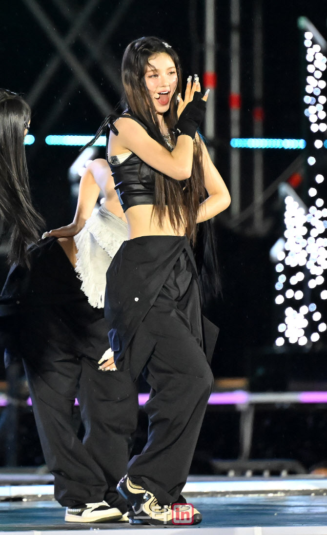 [포토]안무 선보이는 뉴진스 다니엘