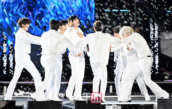 [포토]콘서트 무대 선보이는 제로베이스원