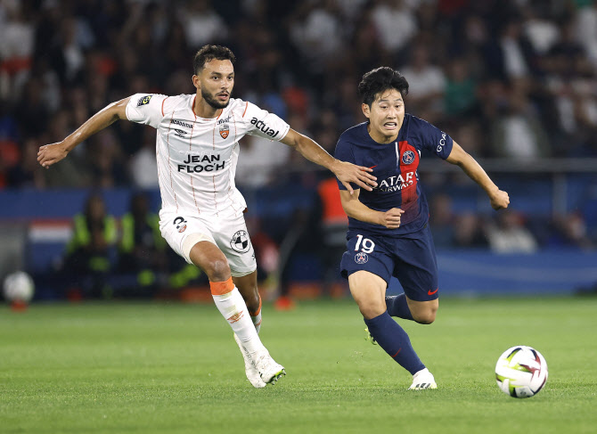 이강인, PSG 공식 데뷔전 MVP...리그1 "메시 자리 훌륭히 소화"