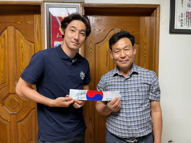 충남아산 주장 박세직, 독립운동가 후손 방문해 태극기 주장 완장 전달