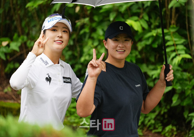 [포토]김재희,정세빈 '응원 와준 친구와 함께'