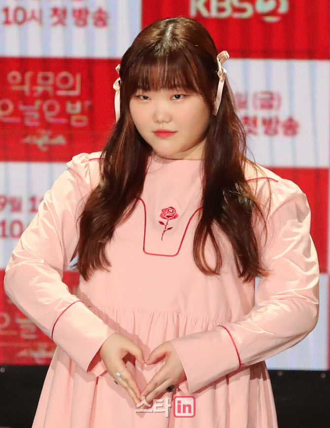 [포토]악뮤 이수현, KBS 2TV '더시즌즈-악뮤의 오날오밤' 많이 사랑해주세요!